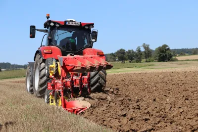Nový nesený oboustranný pluh střední třídy Pöttinger SERVO 3000.