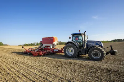 Traktor se secím strojem Pöttinger TERRASEM na poli