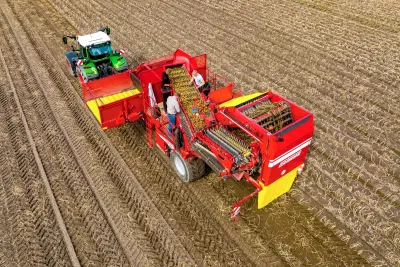 Přebírací platforma vyorávače brambor Grimme EVO 260 poskytuje dostatečný prostor pro až 8 osob.