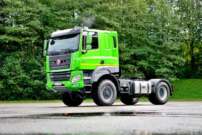 Zelený tahač Tatra Phoenix na silnici