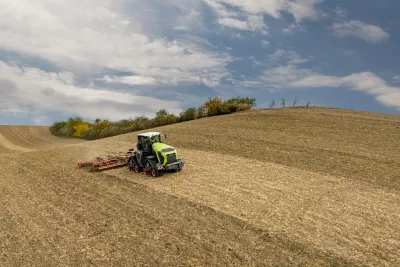 Pásový traktor Claas Xerion při práci na svažitém poli