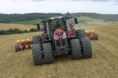 Řada traktorů Massey Ferguson 9S přichází s vylepšeným motorem a převodovkou Dyna-VT.