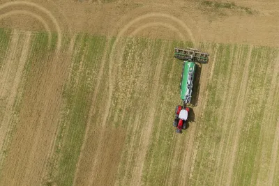 MF AutoTurn, na přání s funkcí MF Guide, automaticky nasměruje traktor na další řádek.