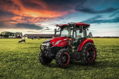 Červený elektrický traktor Case IH Farmall na louce