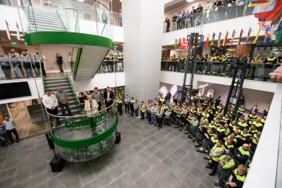 Vedení Combiliftu během proslovu k zaměstnancům. Těch je aktuálně 800.
