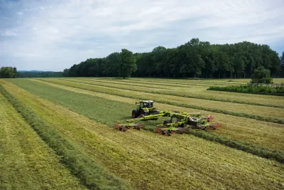 Čtyřrotorové shrnovače Claas Liner dostanou funkci Section Control. Rotory se budou zvedat automaticky.