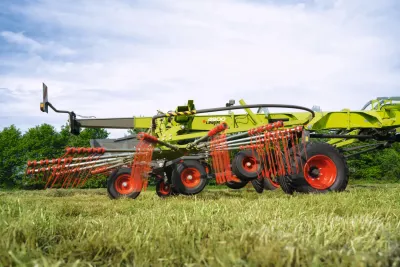 Čtyřrotorové shrnovače Claas Liner dostanou funkci Section Control. Rotory se budou zvedat automaticky.