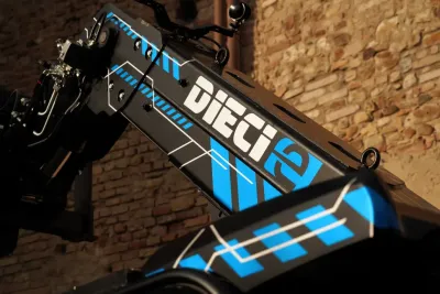 Elektrický teleskopický manipulátor Dieci Mini Agri-e umožňuje snadnou výměnu baterií podle potřeb.