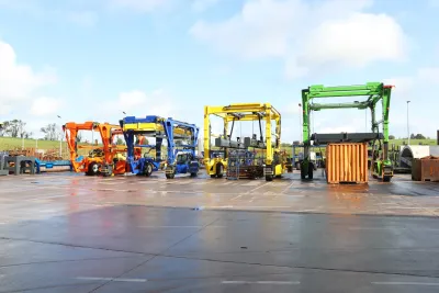 Stroje Combilift pro manipulaci s kontejnery připraveny k expedici.