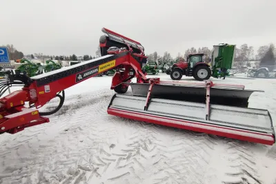 Zajímavou funkcí je adaptivní technologie TRUE-GROUND pro nastavení rychlosti rotace sběrače a rychlosti pásů v závislosti na rychlosti jízdy traktoru.