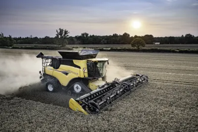 Žlutá sklízecí mlátička New Holland při sklizni obilí