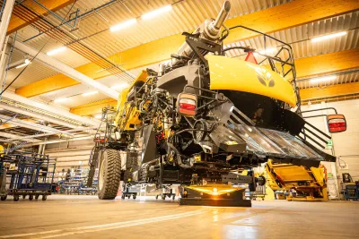 Výroba žluté sklízecí mlátičky New Holland v továrně