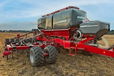 Červený secí stroj Horsch Focus 6TD na poli