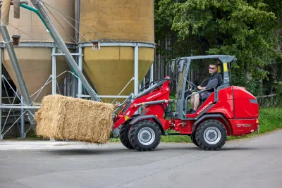 Kompaktní kolový nakladač Weidemann 1390e s lithium-iontovou baterií.