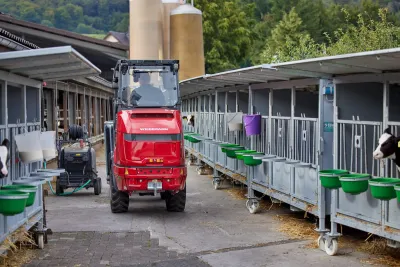 Kompaktní kolový nakladač Weidemann 1390e s lithium-iontovou baterií.