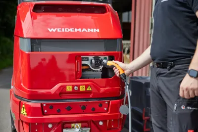 Kompaktní kolový nakladač Weidemann 1390e s lithium-iontovou baterií.