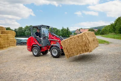 Kompaktní kolový nakladač Weidemann 1390e s lithium-iontovou baterií.