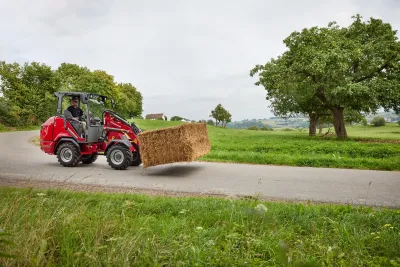 Kompaktní kolový nakladač Weidemann 1390e s lithium-iontovou baterií.