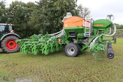 Souprava složená z čelní nádrže Amazone FT-P 1502 a secího stroje Amazone Primera DMC je i přesto velmi kompaktní.