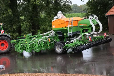 Souprava složená z čelní nádrže Amazone FT-P 1502 a secího stroje Amazone Primera DMC je i přesto velmi kompaktní.