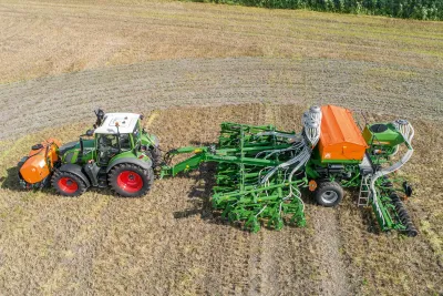 Souprava složená z čelní nádrže Amazone FT-P 1502 a secího stroje Amazone Primera DMC je i přesto velmi kompaktní.