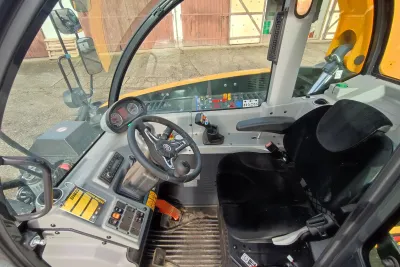 Kabina manipulátoru Dieci Mini Agri 20.4 Smart je odhlučněna a uvnitř nalezneme nastavitelný volant, klimatizaci a sedadlo s mechanickým nebo vzduchovým odpružením.