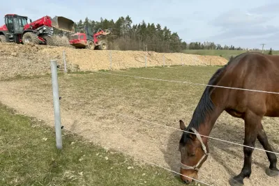 Kolový nakladač Weidemann 5080 je díky kyvnému kloubu agilní ještěrka, kterou můžete do hromady hlíny „kopnout”, když to potřebujete a když je třeba, tak citlivě popojíždět za pomoci „inch pedálu”.
