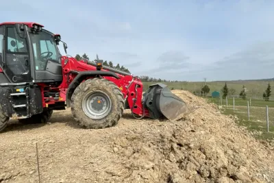 Stáje M+M: Kde se snoubí koně, rybník a nakladače Weidemann.