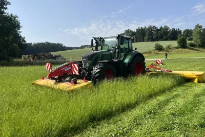 Traktor se žacím strojem ROZMITAL při sečení trávy