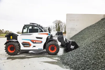 Bobcat představil koncept elektrického teleskopického manipulátoru. Na okně má obří průhledný displej.