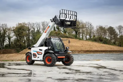 Bobcat představil koncept elektrického teleskopického manipulátoru. Na okně má obří průhledný displej.