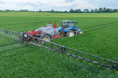 Traktor s postřikovačem Horsch Leeb na zeleném poli.
