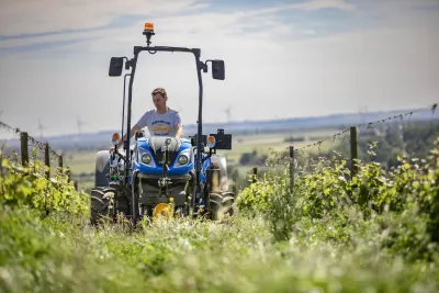 Nová verze kabiny traktorů New Holland T4F S pro provoz v sadařství.