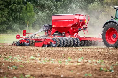 Diskový secí stroj Horsch Pronto 6DC jedním pracovním přejezdem připraví seťové lůžko, správně utuží půdu a vyseje osivo. Ilustrační foto.