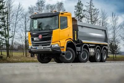Žlutý sklápěcí vůz Tatra Phoenix