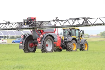 Postřikovač Horsch Leeb velmi dobře komunikuje s nejnovější generací traktorů JCB Fastrac iCON.