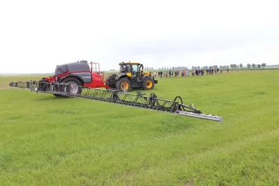 Přesnou aplikaci prováděl postřikovač Horsch Leeb.