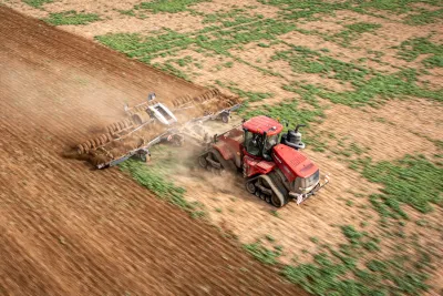 Pásový traktor s talířovým nářadím SKY Agriculture na poli.