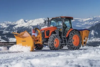 Díky dobrému výhledu a manévrovatelnosti jsou traktory Kubota M5 ceněné i v komunální sféře při vyhrnování sněhu a posypu komunikací.