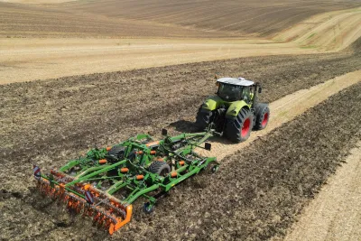 Předvádění modelu Amazone Ceus 4000-2TX Super.