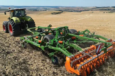 Předvádění modelu Amazone Ceus 4000-2TX Super.