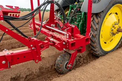 Sazeč brambor Grimme Prios 440 nyní s podvozkem pro tvarování hrůbků.