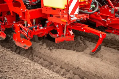 Sazeč brambor Grimme Prios 440 nyní s podvozkem pro tvarování hrůbků.