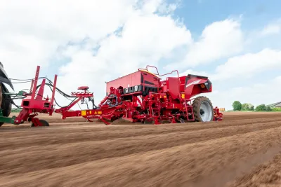 Sazeč brambor Grimme Prios 440 nyní s podvozkem pro tvarování hrůbků.