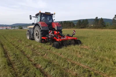 Veřejnosti se představí hloubkový podrývák SMS CZ TALON GREEN, který je speciálně navržen pro hloubkové zpracování trvalých travních porostů bez poškození jejich svrchní vrstvy.