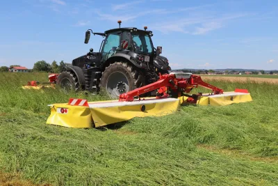 Žací stroj Pöttinger NOVACAT H 11200 s pracovním záběrem 11,14 m a hmotností 2 040 kg lze agregovat s traktorem o výkonu od 160 koní.