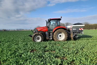SKY Agriculture model řady X. S pracovním záběrem 18 až 50 metrů, kapacitou od 1 900 do 4 200 litrů.