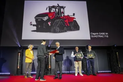 Medaili, která byla předána během výstavy na slavnostním ceremoniálu Agrotech 2025, převzal jménem společnosti Case IH Tomasz Koperski, produktový manažer pro traktory s vysokým výkonem.