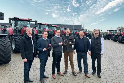 Zástupci společnosti před řadou nových traktorů Case IH