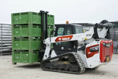 Manipulace s těžkými bednami úrody pomocí Bobcat T76.